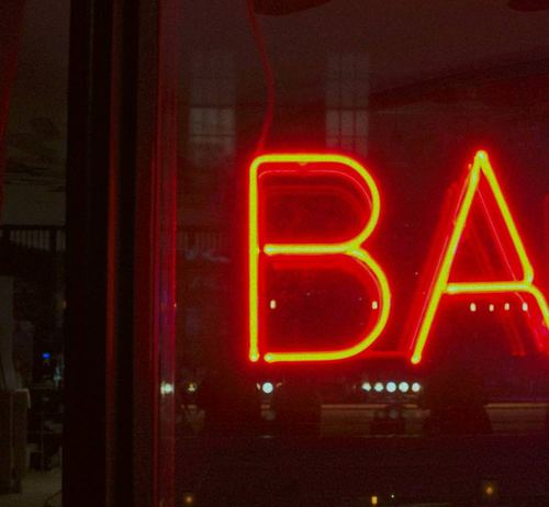 Barfacade om natten
